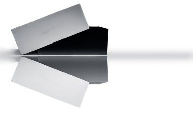 Açılmış d parlak paket, paket, cep telefonu, paket kutusu beyaz arkaplanda izole. Kutu maketi. Yüksek açılı yatay çekim. Parlak yansımasıyla birlikte..