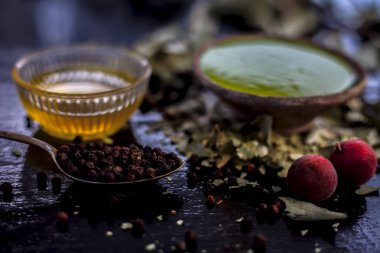 Tahta arka planda bal ve baharatlar