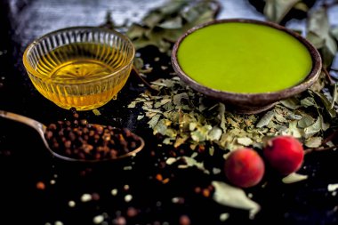 Tahta arka planda bal ve baharatlar