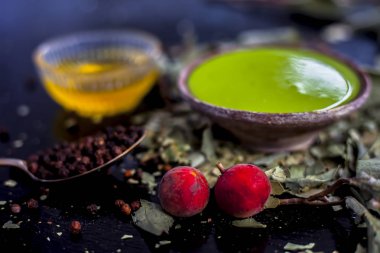 Tahta arka planda bal ve baharatlar