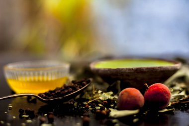 Tahta arka planda bal ve baharatlar