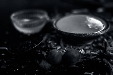 Tahta arka planda bal ve baharatlar