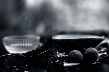 Tahta arka planda bal ve baharatlar