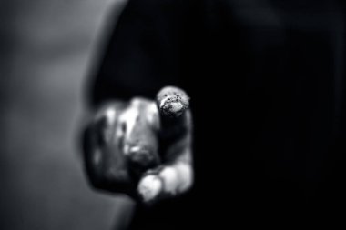 Tırnakları çamurlu tişört giyen ve virtüöz bir şeye dokunan pis bir çiftçi. Kırsal iş adamı kavramı..