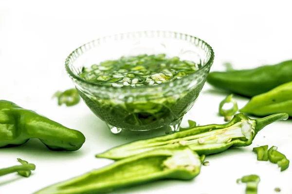 Gorąca Pikantna Zielona Woda Chili Szklanej Misce Wraz Posypanymi Kawałkami — Zdjęcie stockowe