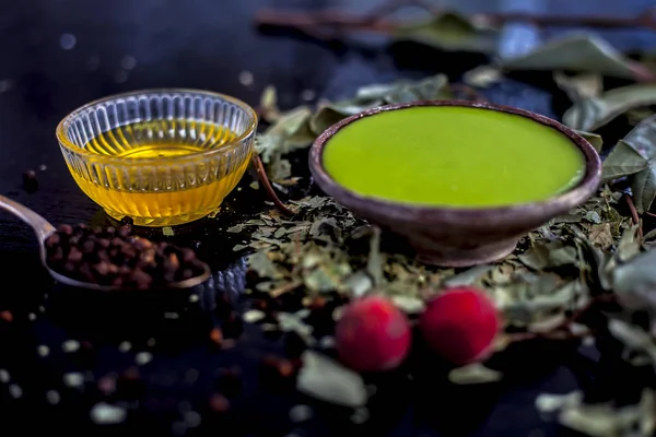 Tahta arka planda bal ve baharatlar