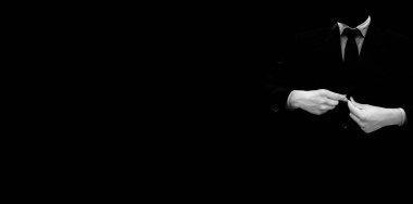 Yüzsüz iş adamı, çalışan ya da siyah bir arkaplanda düğmelerini ilikleyen işçi. Geniş açılı yüksek çözünürlüklü resim.