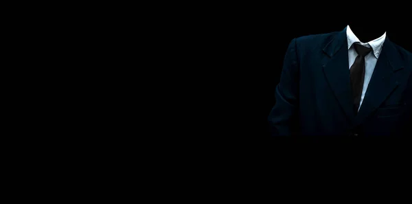 Bezimienny Mężczyzna Niebieskim Garniturze Czarnym Krawatem Stojący Czarnym Tle Pozytywnym — Zdjęcie stockowe