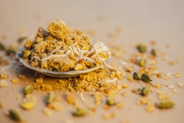 Sukhdi ya da Gropapdi ya da bazen kahverengi yüzey üzerindeki cam bir tabakta Hint şekerlemesi buğday unuyla karıştırılmış bir kıştır..