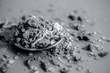 Sukhdi ya da Gropapdi ya da bazen kahverengi yüzey üzerindeki cam bir tabakta Hint şekerlemesi buğday unuyla karıştırılmış bir kıştır..