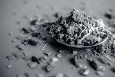 Sukhdi ya da Gropapdi ya da bazen kahverengi yüzey üzerindeki cam bir tabakta Hint şekerlemesi buğday unuyla karıştırılmış bir kıştır..