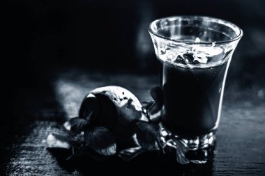 Sağlıklı pancar suyu, siyah parlak yüzeydeki bir bardakta kilo vermek için. Yanında da taze kesilmiş pancar kökü, biraz limon ve nane yaprağı..