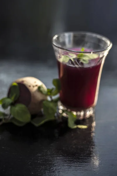 Gezond Bietensap Voor Gewichtsverlies Een Glas Zwart Glanzend Oppervlak Samen — Stockfoto