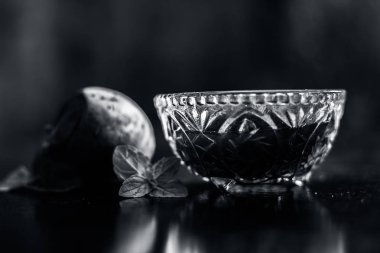 Böbrek iltihabına çare olarak kullanılan çiğ taze pancar pancarı sebzesiyle siyah parlak bir yüzey üzerinde cam bir kasede çıkarılmış pancar tentürü. Yatay çekim.