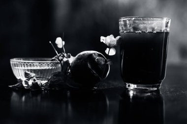 Siyah parlak bir yüzeyde, üzerinde taze nane yaprakları ve su olan pancar püresi. Nane yaprağıyla birlikte yatay pancar püresi. Bulanık arkaplan ile çekim.