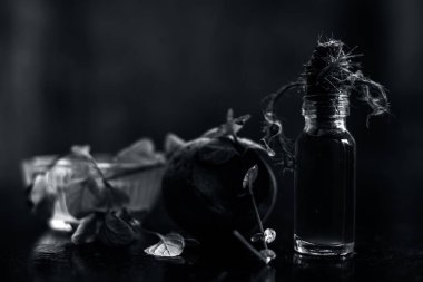  Biraz nane yaprağı ile birlikte pancar kökü ve küçük bir cam şişede özüt yağ. Arka planda bulanıklık olan yatay çekim..