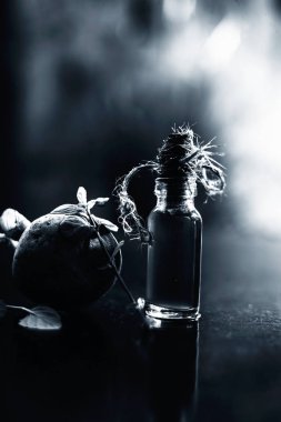 Biraz nane yaprağı ile birlikte pancar kökü ve küçük bir cam şişede özüt yağ. Arka planda bulanıklık olan dikey çekim..