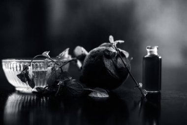  Biraz nane yaprağı ile birlikte pancar kökü ve küçük bir cam şişede çıkarılmış özü yağı. Bulanık arkaplanlı yatay çekim..