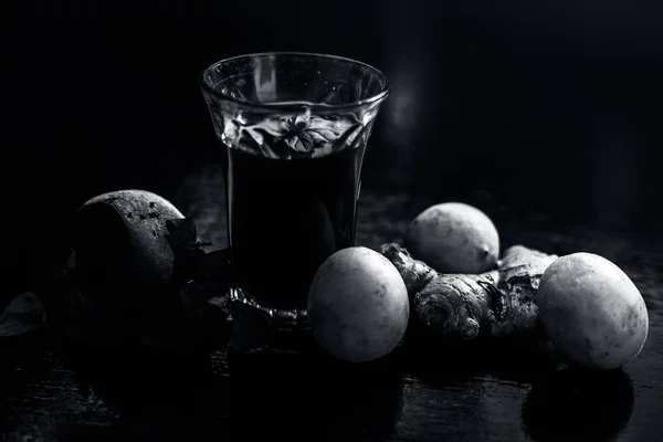 Beetroot Juice Some Mint Leaves Lemon Juice Ginger Black Glossy — Stock Photo, Image