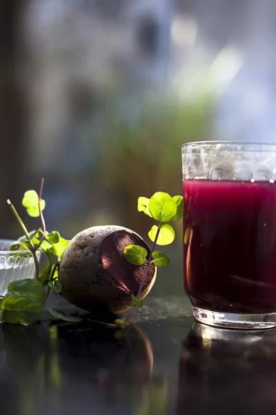 Beetroot Smoothie Glass Black Glossy Surface Some Fresh Mint Leaves — Stock Photo, Image