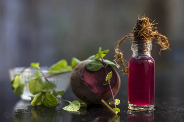 Remolacha Junto Con Algunas Hojas Menta Aceite Esencial Desintoxicante Extraído —  Fotos de Stock