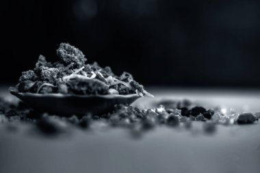 Sukhdi ya da Gropapdi ya da bazen kahverengi yüzey üzerindeki cam bir tabakta Hint şekerlemesi buğday unuyla karıştırılmış bir kıştır..