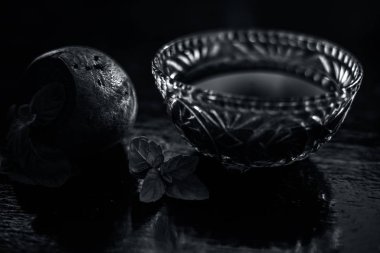 Böbrek iltihabına çare olarak kullanılan çiğ taze pancar pancarı sebzesiyle siyah parlak bir yüzey üzerinde cam bir kasede çıkarılmış pancar tentürü. Yatay çekim.