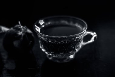 En iyi detoksifikasyon, cam bir bardakta siyah parlak bir yüzey üzerinde içilir. Siyah bir yüzey üzerinde şeffaf cam bardakta pancar çayı, çiğ pancar ve biraz nane yaprağı. Bulanık arkaplan ile yatay çekim.