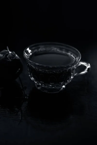 Nejlepší Detoxikační Nápoj Černém Lesklém Povrchu Skleněném Kelímku Řepný Čaj — Stock fotografie