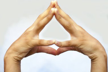 Beyaz renkli arka planda Hakini Yoga Mudra yapan genç bir çocuğun izole edilmiş elleri..