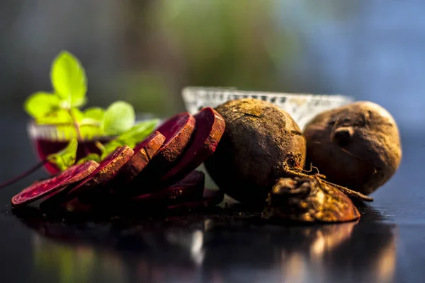 Máscara Cara Remolacha Superficie Brillante Negro Que Consiste Algunas Verduras —  Fotos de Stock