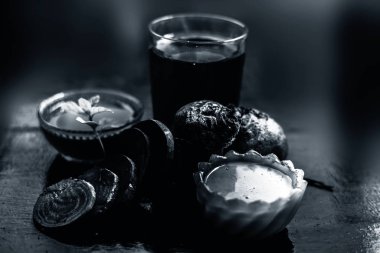 Bir bardakta taze pancar suyu ile biraz Multani mitti ya da cam kasede dolgun toprak ile birlikte başka bir kasede yağlı ve akne eğilimli deri için pancar maskesi oluşturur. Yatay çekim.