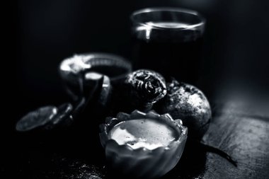 Bir bardakta taze pancar suyu ile biraz Multani mitti ya da cam kasede dolgun toprak ile birlikte başka bir kasede yağlı ve akne eğilimli deri için pancar maskesi oluşturur. Yatay çekim.