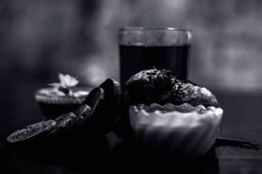 Bir bardakta taze pancar suyu ile biraz Multani mitti ya da cam kasede dolgun toprak ile birlikte başka bir kasede yağlı ve akne eğilimli deri için pancar maskesi oluşturur. Yatay çekim.