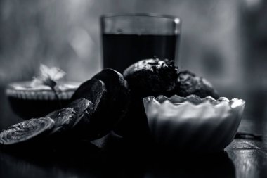 Bir bardakta taze pancar suyu ile biraz Multani mitti ya da cam kasede dolgun toprak ile birlikte başka bir kasede yağlı ve akne eğilimli deri için pancar maskesi oluşturur. Yatay çekim.