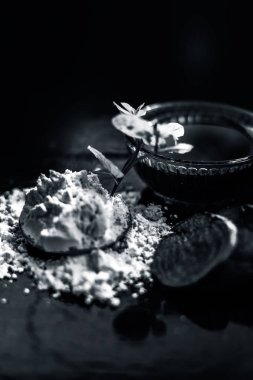 Siyah ahşap yüzeydeki tüm cilt tipleri için yüz maskesi biraz pancar suyu, yoğurt, limon suyu ve gram undan oluşur. Tüm malzemelerle birlikte yüz maskesi. Dikey çekim..