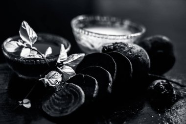 Siyah parlak yüzeyde pancar suyu, gram / nohut unu, zerdeçal veya Haldi ve sütten oluşan pancar maskesi. Bu kapsamlı bir pancar maskesi. Yatay çekim.