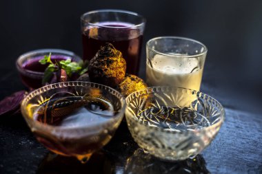 Siyah parlak bir yüzey üzerine pancar maskesi. Süt ve bal ile karıştırılmış pancar suyu içeriyor. Kuru cilt için spa 'da kullanılır. Ahşap bir yüzey üzerinde pancar maskesi yatay görüntüsü.