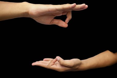 İki eliyle Vitarka Yoga Mudra yapan genç bir çocuğun izole edilmiş elleri. Erkek çocuğun, Dharmachakra mudrasının bir çeşidi olan Vitarka Yoga Mudra 'yı çekerken yatay görüntüsü..