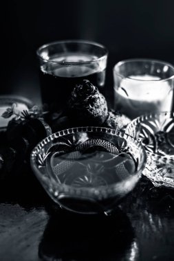 Siyah parlak bir yüzey üzerine pancar maskesi. Süt ve bal ile karıştırılmış pancar suyu içeriyor. Kuru cilt için spa 'da kullanılır. Tahta bir yüzey üzerinde pancar maskesi dikey çekim.