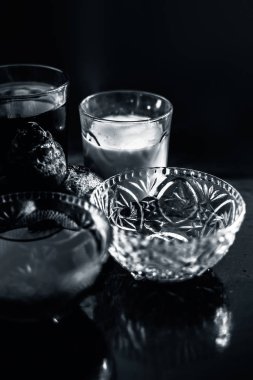 Siyah parlak bir yüzey üzerine pancar maskesi. Süt ve bal ile karıştırılmış pancar suyu içeriyor. Kuru cilt için spa 'da kullanılır. Tahta bir yüzey üzerinde pancar maskesi dikey çekim.