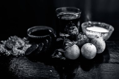 Siyah ahşap yüzeydeki tüm cilt tipleri için yüz maskesi biraz pancar suyu, yoğurt, limon suyu ve gram undan oluşur. Tüm malzemelerle birlikte yüz maskesi. Yatay çekim..