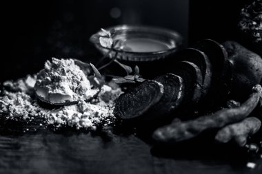Siyah parlak yüzeyde pancar suyu, gram / nohut unu, zerdeçal veya Haldi ve sütten oluşan pancar maskesi. Bu kapsamlı bir pancar maskesi. Yatay çekim.