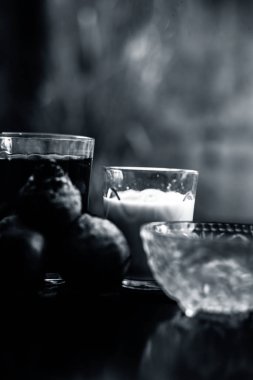 Siyah parlak bir yüzey üzerine pancar maskesi. Süt ve bal ile karıştırılmış pancar suyu içeriyor. Kuru cilt için spa 'da kullanılır. Tahta bir yüzey üzerinde pancar maskesi dikey çekim.