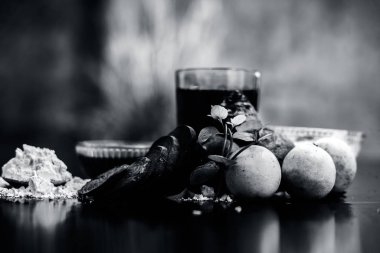 Siyah ahşap yüzeydeki tüm cilt tipleri için yüz maskesi biraz pancar suyu, yoğurt, limon suyu ve gram undan oluşur. Tüm malzemelerle birlikte yüz maskesi. Yatay çekim..