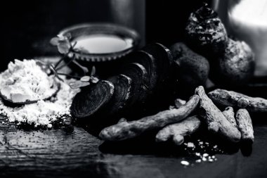 Siyah parlak yüzeyde pancar suyu, gram / nohut unu, zerdeçal veya Haldi ve sütten oluşan pancar maskesi. Bu kapsamlı bir pancar maskesi. Yatay çekim.