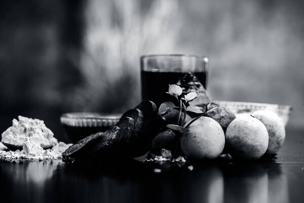 Маска для лица для естественного свечения для всех типов кожи на черной деревянной поверхности, состоящей из свекловичного сока, йогурта, лаймового сока и граммовой муки. Снимок маски со всеми ингредиентами. Горизонтальный выстрел
.