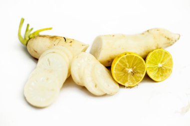 Beyaz turp ya da daikon turpu karışımı. Daikon turpu ve dilimlenmiş limon..