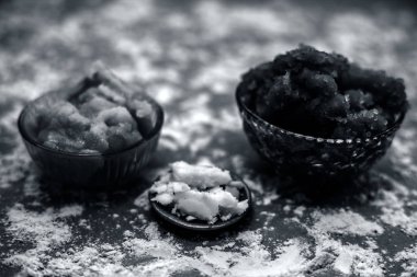 Hint Gujarati 'sinin popüler yemeği Atte ka sheera ya da Halwa-Karah parshad' ı kahverengi bir yüzeye serpiştirilmiş buğday unu, jaggery ve ghee ya da açık tereyağı ile birlikte cam bir kasede kapatın..