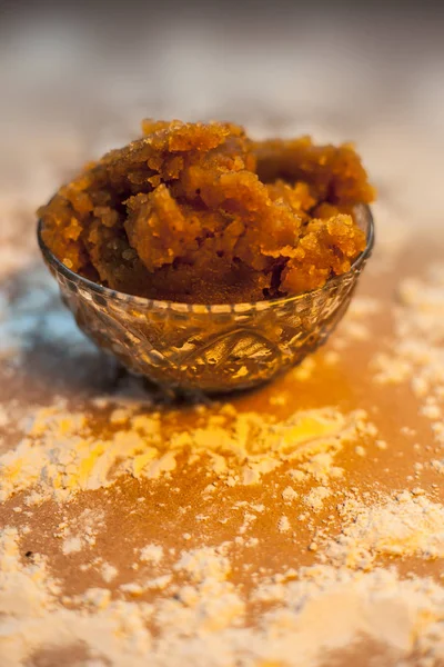 关闭了印度古吉拉提流行的菜肴Atte Sheera或Halwa Karah Parshad在一个玻璃碗与一些撒满面粉的棕色表面 垂直射击 — 图库照片